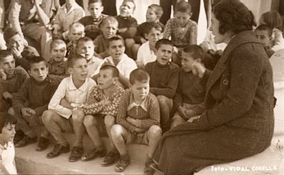 Justa Freire, directora del colegio Alfredo Calderón en los años treinta, con sus alumnos, en una escuela durante la Segunda República. Imagen de la Fundación Ángel LLorca