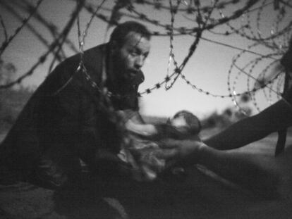 Imagen ganadora del World Press Photo, captada el 28 de agosto de 2015 en Roeszke, en la frontera entre Serbia y Hungría.
