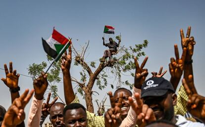 Manifestantes sudaneses hacen la señal de la victoria durante una protesta frente al complejo del ejército en Jartum, el 17 de abril de 2019. Miles de manifestantes se han sumado a la sentada de protesta ante la sede del Ministerio de Defensa en Jartum para exigir el fin de la junta militar y que entregue el poder a un gobierno civil que lidere la transición tras las salida de Omar Hasán al Bashir.