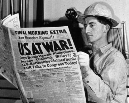 Un obrero lee el San Francisco Chronicle con la noticia del bombardeo: "¡EE UU en guerra!", titulaba el rotativo.