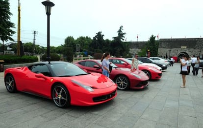 Fotografía de varios modelos de Ferrari en Nankín, China.