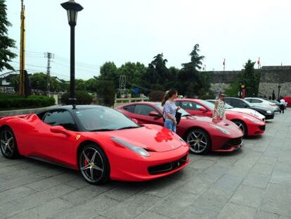 Fotografia de diversos models de Ferrari a Nanquín, la Xina.