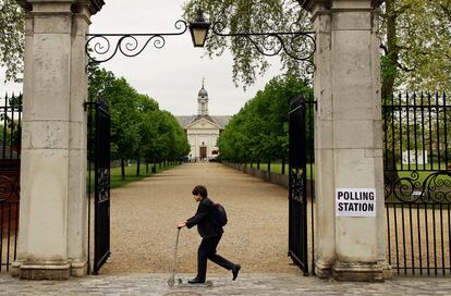 Un escolar pasa por delante de un centro electoral en Londres.
