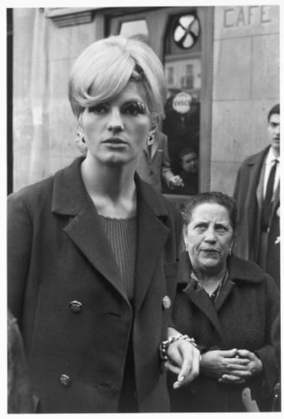 Rosanna Yanni amb maquillatge 'op art' al Rastro de Madrid (1965).