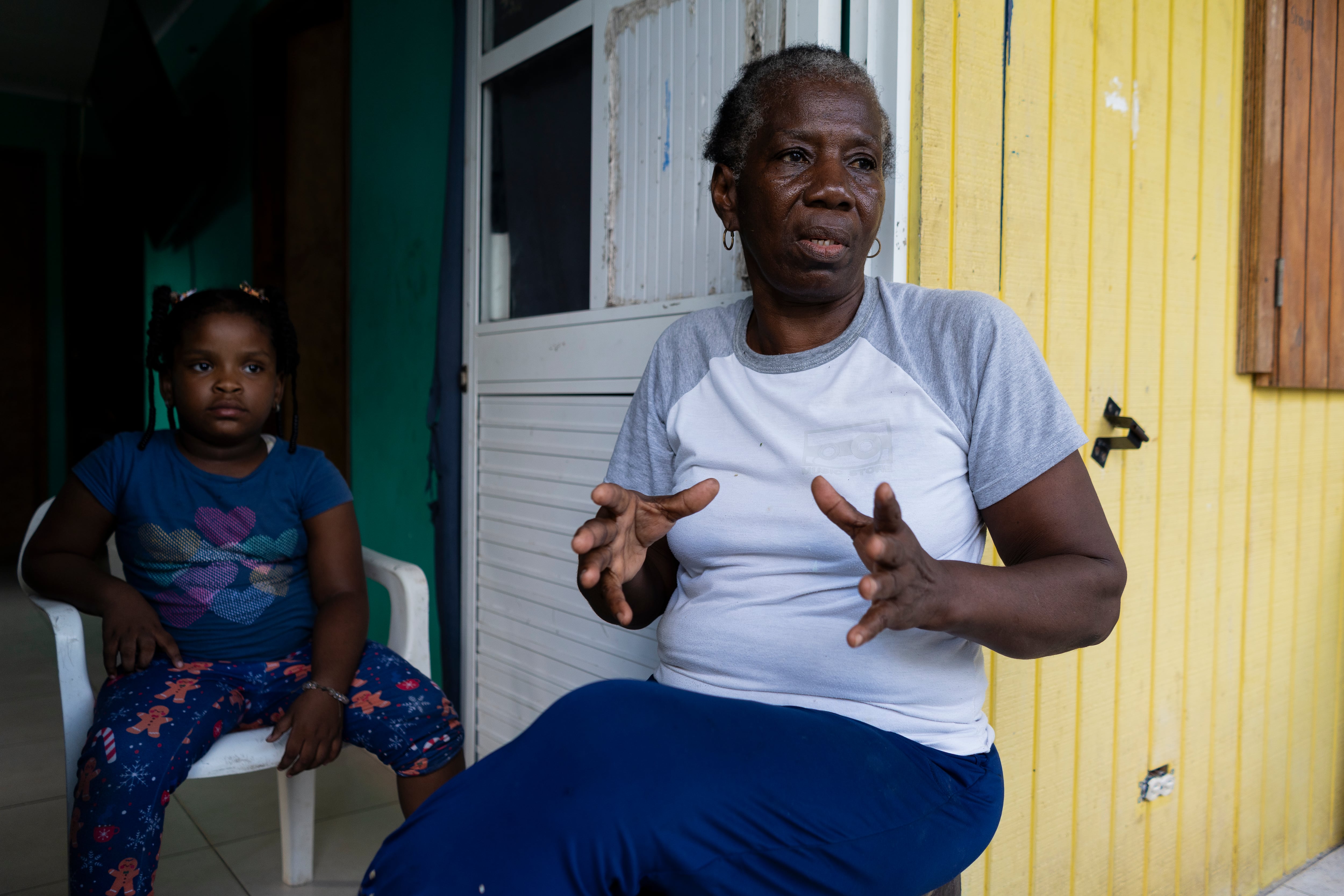 Imarsita Carmelita Livingstone en su casa junto a su nieta en Providencia.