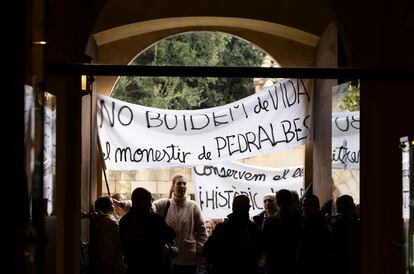 Vecinos de Sarrià, Barcelona, se concentran en el monasterio de Pedralbes para pedir a las clarisas que no lo abandonen.