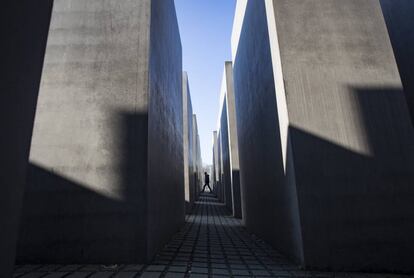 Un turista camina por el Monumento del Holocausto en Berlín, Alemania.