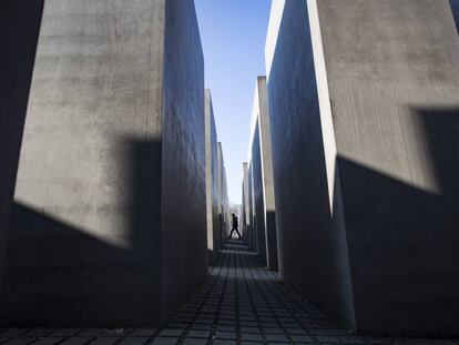 Un turista camina por el Monumento del Holocausto en Berlín, Alemania.