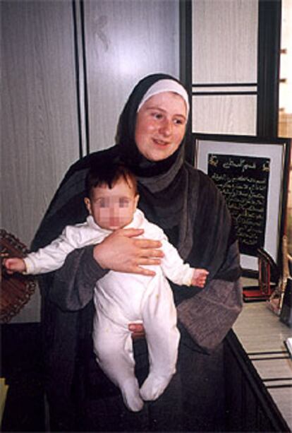 Eva María Monfort, con su hija, el 16 de mayo en su casa de Casablanca.