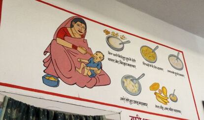 Las paredes de la MICU, Unidad de Cuidados Intensivos para Desnutridos, están decoradas con dibujos que muestran a las madres como alimentar a sus hijos.
