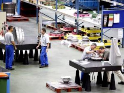 Personal de la empresa Industria de Turbo Propulsores, S.A. (ITP) trabaja en la planta en la fabricación de turbina de aviación en el Parque Tecnológico de Zamudio (Vizcaya). EFE/Archivo