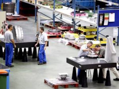 Personal de la empresa Industria de Turbo Propulsores, S.A. (ITP) trabaja en la planta en la fabricacin de turbina de aviacin en el Parque Tecnolgico de Zamudio (Vizcaya). EFE/Archivo