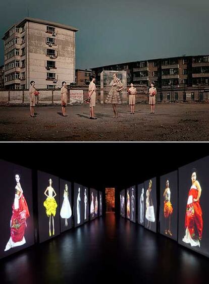 Arriba, <i>La extranjera en la caja de cristal</i>, fotografía de Quentin Shih. A la derecha, <i>Sincronización</i>, videoinstalación de Wang Gongxin.