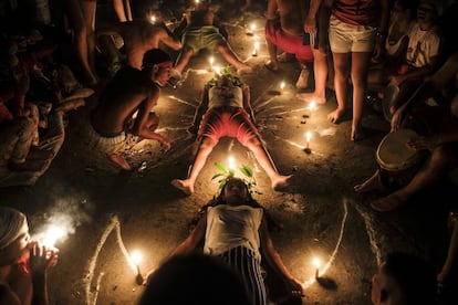 Seguidores del culto a María Lionza practican un ritual en el Cerro Sorte, en el Estado venezolano de Yaracuy, un año después de que la peregrinación anual fuera cancelada por las restricciones de la covid-19. Junto con la santería, Venezuela alberga otras religiones populares, como la secta en torno a la diosa india María Lionza, una mujer indígena que según la tradición nació en el Cerro Sorte y cuyo culto se ha extendido a Colombia, Panamá, Puerto Rico, República Dominicana y Centroamérica.