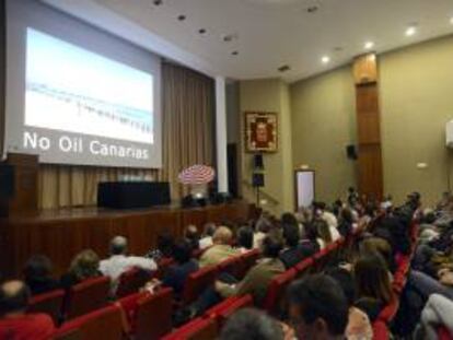 Acto celebrado en el Cabildo de Lanzarote contra las prospecciones petrolíferas con la presencia del Presidente del Gobierno de Canarias, Paulino Rivero.