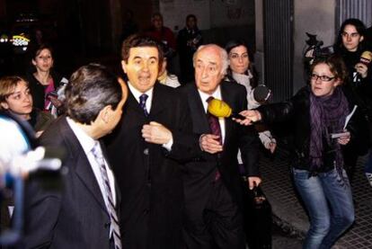 El ex presidente balear Jaume Matas, al salir del juzgado pasada la medianoche.
