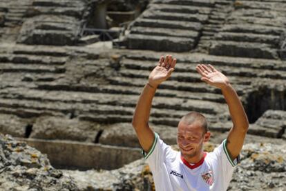 Tiberio Guarente, nuevo jugador del Sevilla, hoy en las ruinas de Itálica.