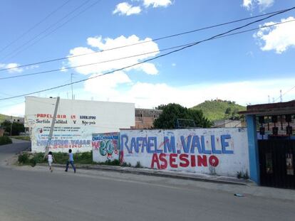 Una pintada acusa al gobernador de Puebla de la muerte de Jos&eacute; Luis Tehuatle.