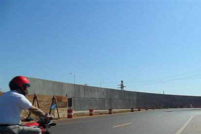 Muro que divide la ciudad argentina de Posadas de la paraguaya Encarnación.