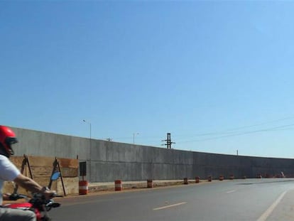 Muro que divide la ciudad argentina de Posadas de la paraguaya Encarnación.