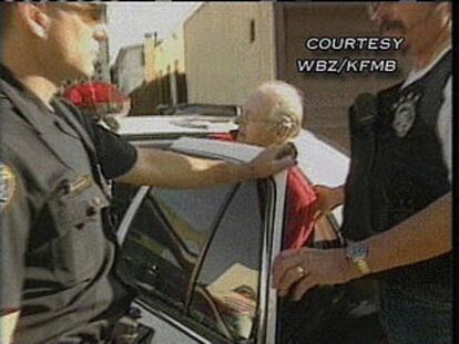 El sacerdote Paul Shanley, al ser detenido por la policía de San Diego (California), en una imagen de televisión.