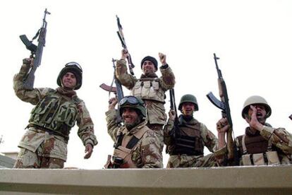 Soldados iraquíes celebran el desarrollo de las elecciones el domingo en la ciudad santa chií de Nayaf.