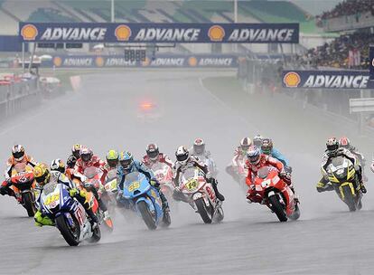 El gran premio de Malaisia se ha celebrado con sol en 250 y con lluvia en MotoGP. Tanta agua ha caído sobre Sepang que la salida se ha tenido que retrasar 30 minutos