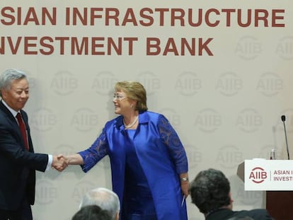 Michelle Bachelet, junto al presidente del BAII, Jin Liqun.
