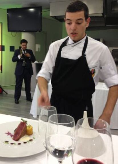 Cristóbal Muñoz defiende su plato ante el jurado del premio Promesas de la Alta Cocina.