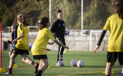 Alba Mellado, capitana del Madrid CFF de la Liga Iberdrola, entrena al equipo de benjaminas que lidera una liga de chicos.