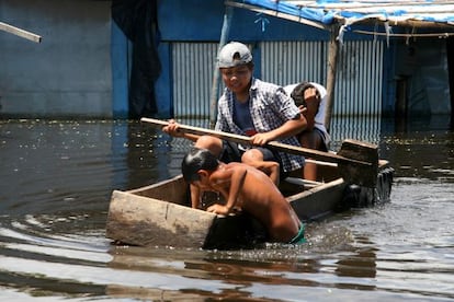 En 2008, los vecinos afectados por las inundaciones en Beni usaban a veces hasta sus propios muebles para transportarse.