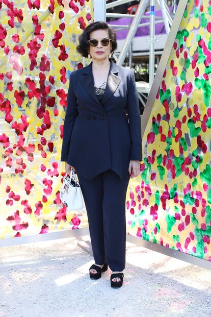 Bianca Jagger, con traje azul marino de Dior y minibolsito.