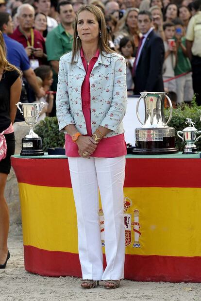 Si algo está claro es que Doña Elena no tiene miedo a mezclar colores. En la foto se atreve con una combinación tan complicada como azul celeste, magenta y blanco. 