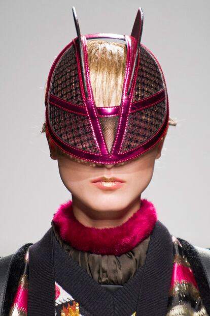 Las máscaras son la mejor opción para los menos manitas con el maquillaje. Manish Arora nos inspira con esta propuesta futurista.