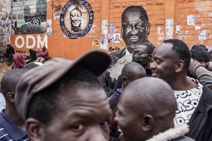 Un grupo de hombres se reúne alrededor de un mural del candidato Azimio la Umoja en Nairobi (Kenia), este jueves. El martes, los kenianos no sólo eligieron a un nuevo presidente, sino también a 290 diputados y 47 asientos reservados para mujeres en la Asamblea Nacional (Cámara baja). 