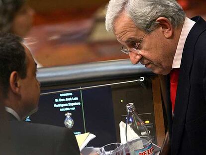 Jaime Ignacio del Burgo (a la derecha), diputado de UPN, habla con el presidente del Gobierno.