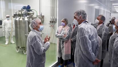 El president del Govern espanyol, Pedro Sánchez, en la seva visita a la fàbrica d'Hipra, a Amer, el 16 d'abril.