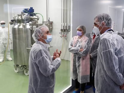 El president del Govern espanyol, Pedro Sánchez, en la seva visita a la fàbrica d'Hipra, a Amer, el 16 d'abril.