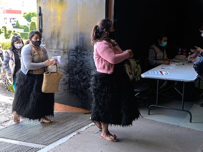 Personas hacen fila para ser vacunadas contra la covid-19, en San Cristóbal de las Casas, Chiapas (México), el pasado 17 de julio.