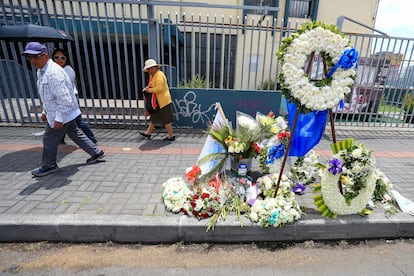 Vista de arreglos florales colocados en los exteriores del sitio en que fue asesinado el candidato presidencial Fernando Villavicencio, en Quito (Ecuador).