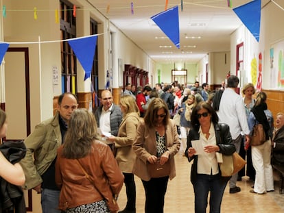 Ambiente este domingo en un colegio electoral en Bilbao.