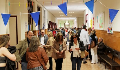 Ambiente electoral en el colegio Indautxuko Eskola, en Bilbao, este domingo.