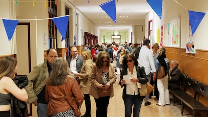 Ambiente electoral en el colegio Indautxuko Eskola, en Bilbao, este domingo.