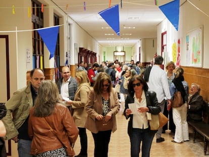 Ambiente electoral en el colegio Indautxuko Eskola, en Bilbao, este domingo.