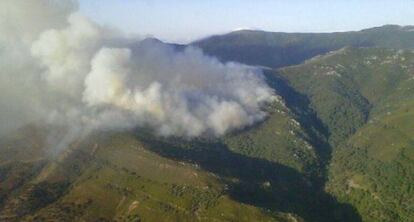 Vista a&eacute;rea del incendio en la zona del Arroyo de la Miel, Algeciras.