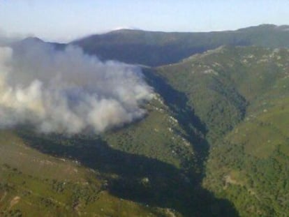 Vista a&eacute;rea del incendio en la zona del Arroyo de la Miel, Algeciras.