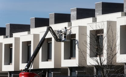 Chalet en construcción y viviendas unifamiliares en Perales del Río (Getafe).