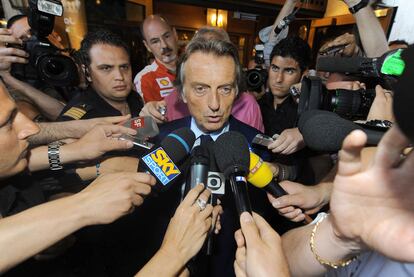 Luca Cordero di Montezemolo atendiendo a la prensa en el Gran Premio de Montecarlo de Fórmula 1 en mayo de 2009.