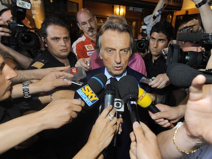 Luca Cordero di Montezemolo atendiendo a la prensa en el Gran Premio de Montecarlo de Fórmula 1 en mayo de 2009.