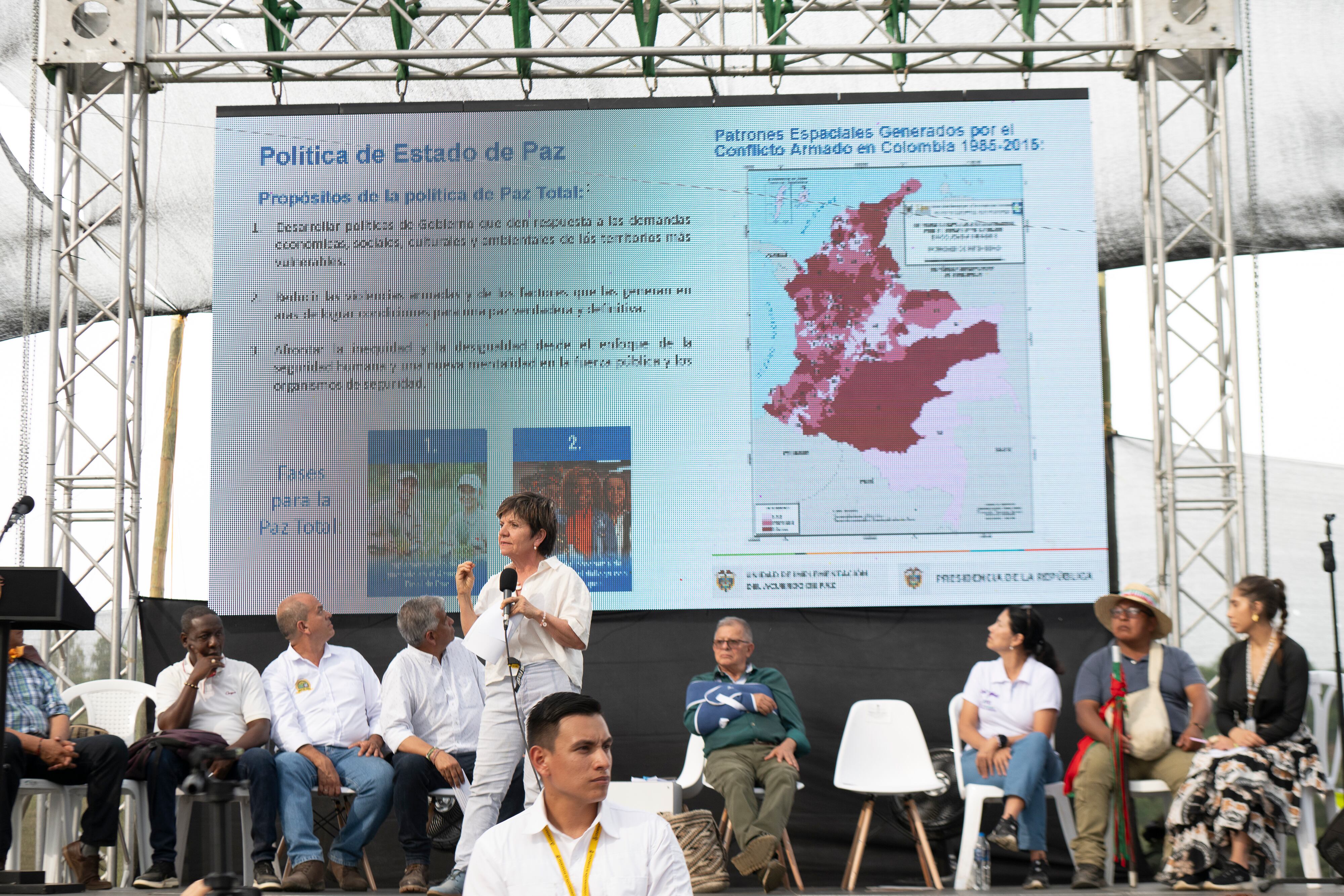 Gloria Cuartas se dirige a la audiencia durante la entrega de tierras a las comunidades del Consejo Comunitario Cuenca de Río Cauca, en las microcuencas de los ríos Teta y Mazamorrero.